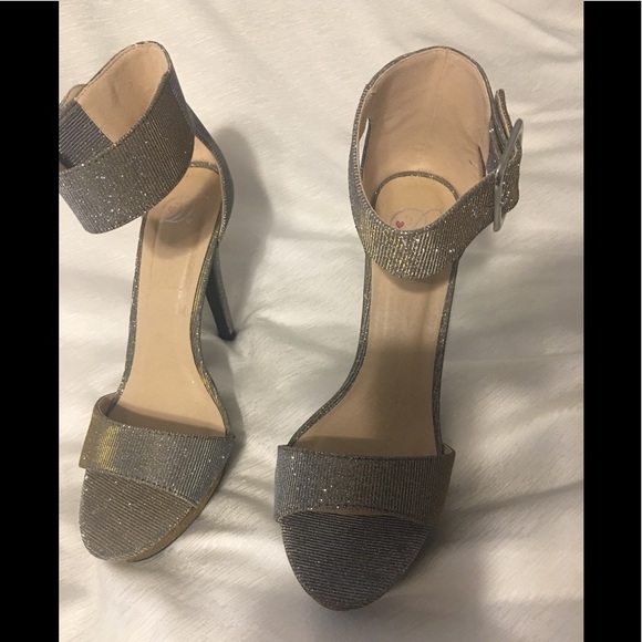 Heart in D Heel Shoes - Picture 3 of 8